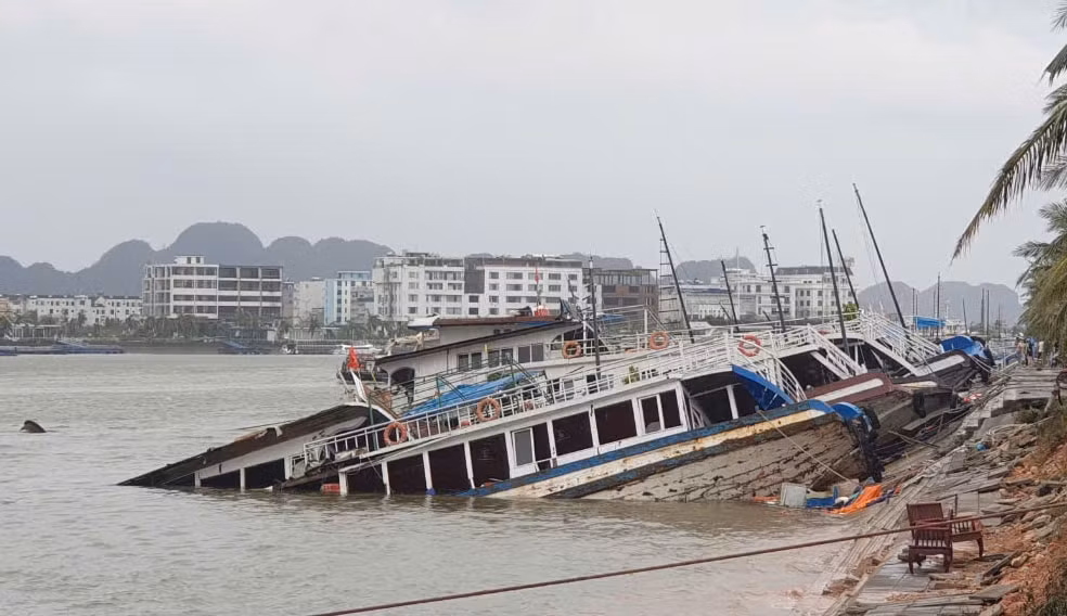 hon 20 tau du lich o ha long bi chim vi bao yagi chu tau thiet hai hang chuc ty dong hinh 1