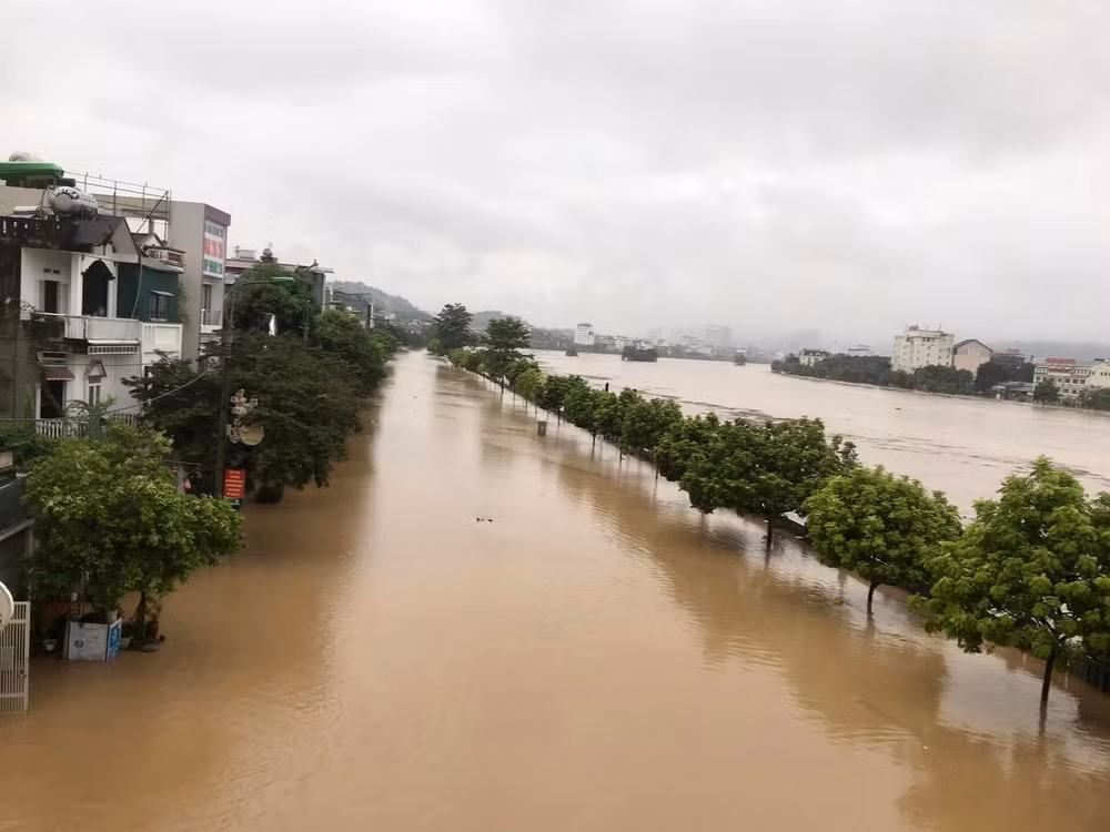 lu lon song hong ngap trang duong pho lao cai hinh 1