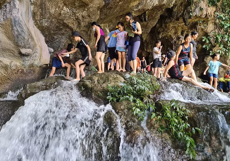 hang phuong hoang suoi mo ga hut hang chuc ngan khach du lich dip le 2 9 hinh 3
