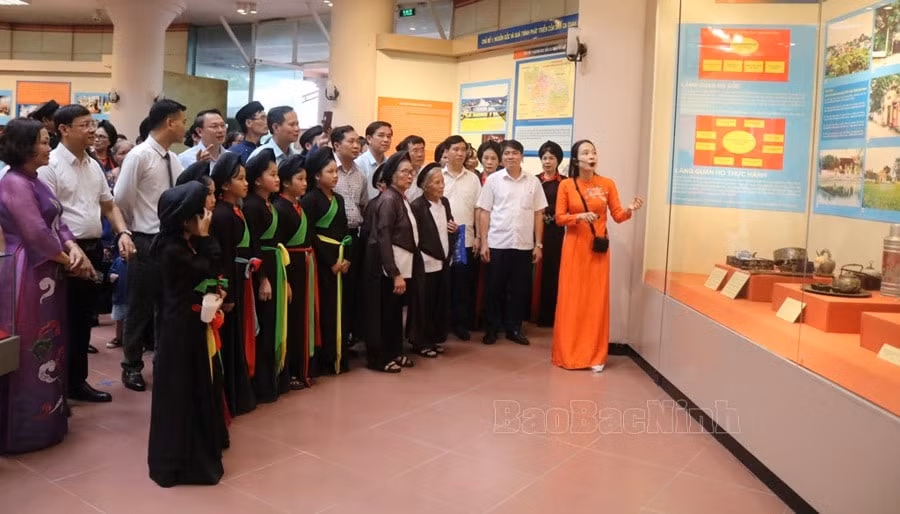 trung bay hon 200 tu lieu ve dan ca quan ho bac ninh hinh 1