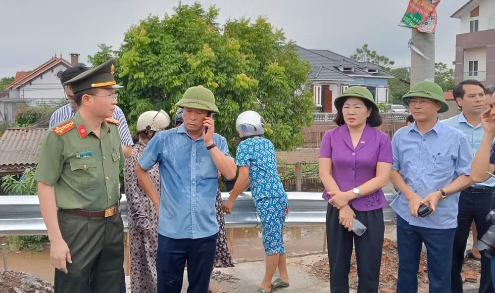 cau phong chau bi sap cong an tinh phu tho thong bao phan luong giao thong hinh 1