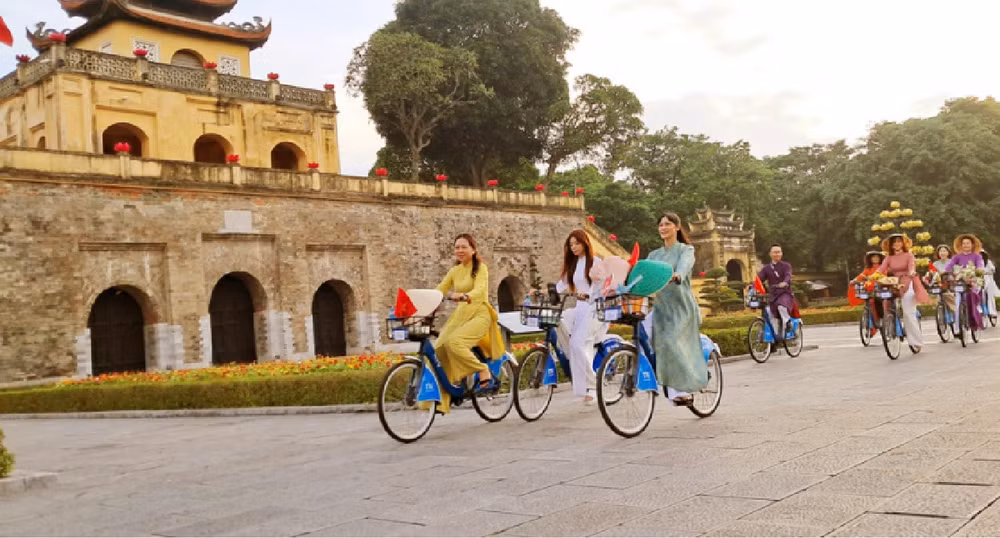 dieu hanh ao dai ket noi du lich va di san tai ha noi hinh 1