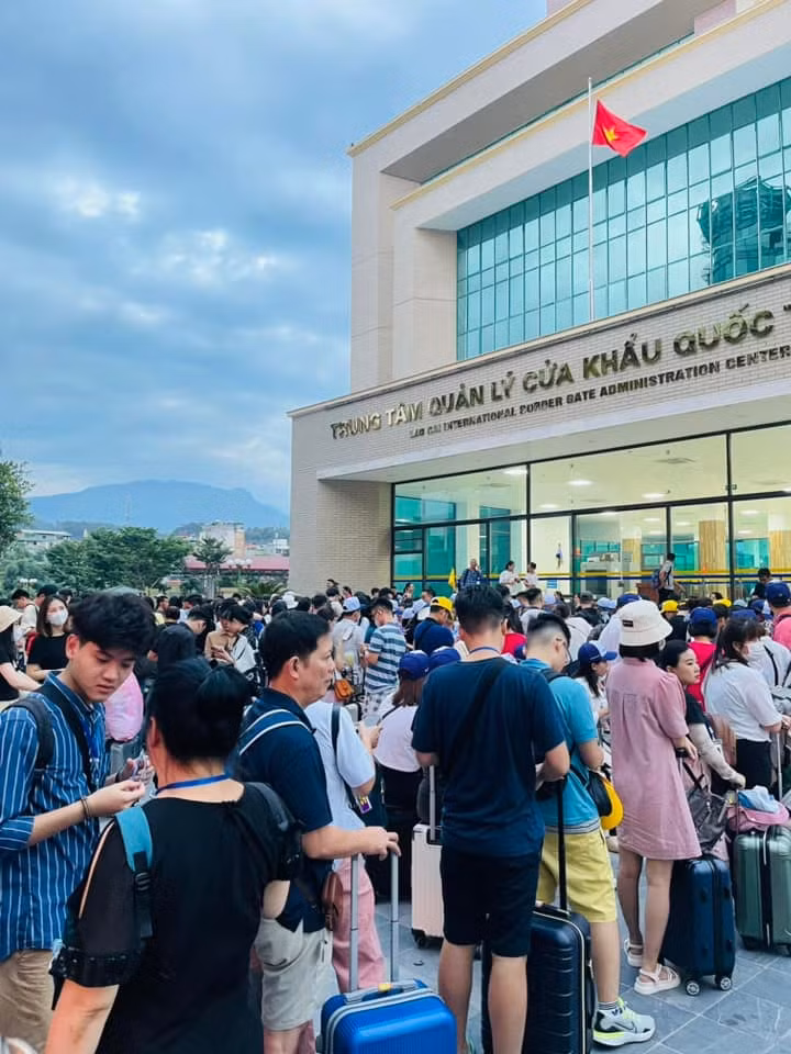 khach viet nuom nuop di du lich trung quoc cua khau lao cai chat kin ngay dau nghi le hinh 1