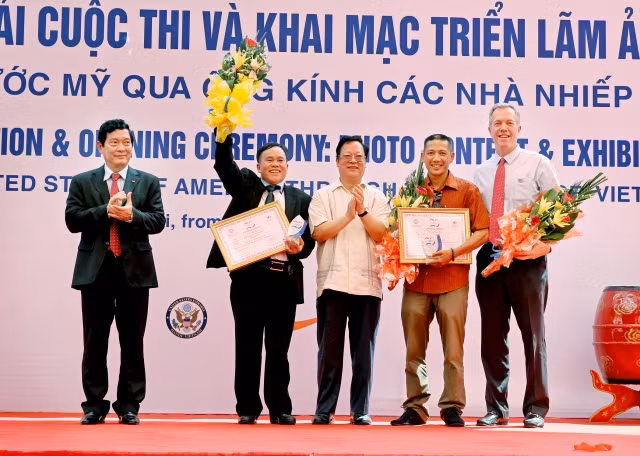 Đại sứ Mỹ tại Việt Nam Ted Osius, Thứ trưởng Bộ văn hóa, thể thao và du lịch Huỳnh Vĩnh Ái, Chủ tịch liên hiệp các tổ chức hữu nghị Việt Nam Vũ Xuân Hồng trao giải nhất cho các tác giả.