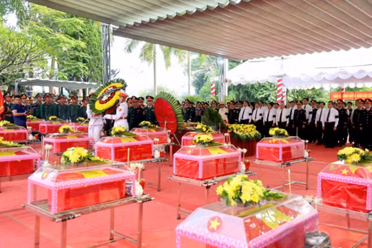 Trang nghiêm, xúc động Lễ truy điệu và an táng 93 hài cốt liệt sĩ tại Nghĩa trang Liệt sĩ Quốc gia Vị Xuyên