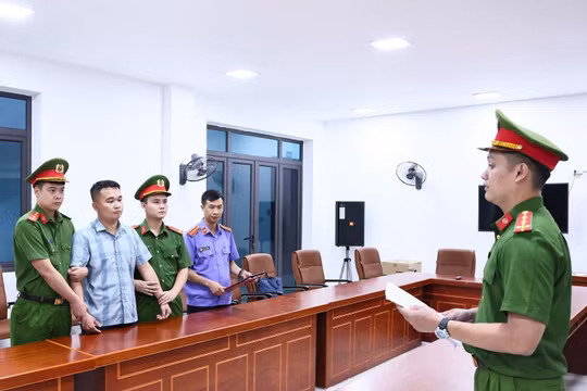 Thi hành Lệnh giữ khẩn cấp một giáo viên của Trường THPT Chuyên Tuyên Quang