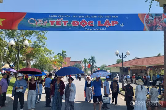 Hàng nghìn du khách hòa mình vào sắc màu văn hóa trong ngày Quốc khánh 2/9
