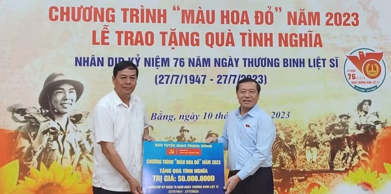 chuong trinh mau hoa do trao qua tang cac gia dinh chinh sach nhan ngay thuong binh liet si hinh 1