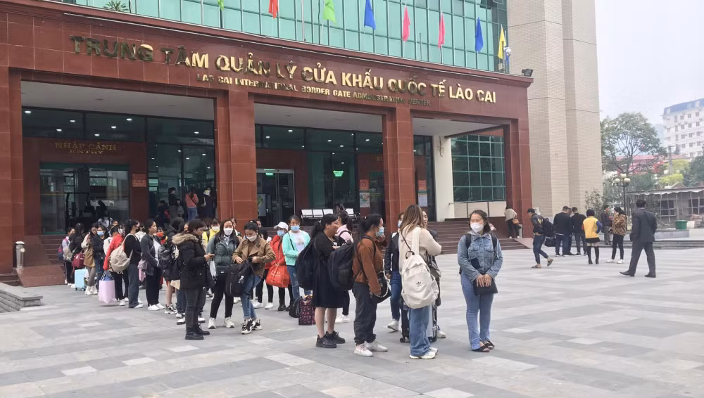 hon 1 trieu luot nguoi xuat nhap canh qua cua khau quoc te lao cai hinh 1