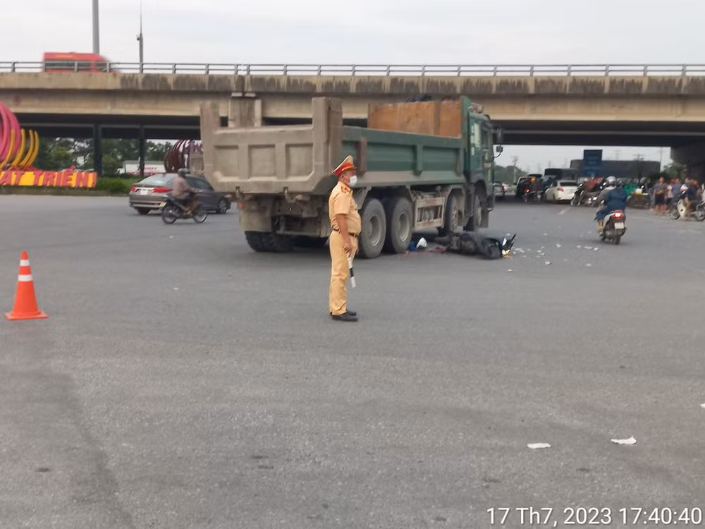 ha nam va cham voi xe tai nguoi phu nu tu vong hinh 1