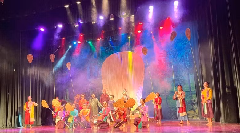 chuyen thang bom len san khau cheo hinh 3