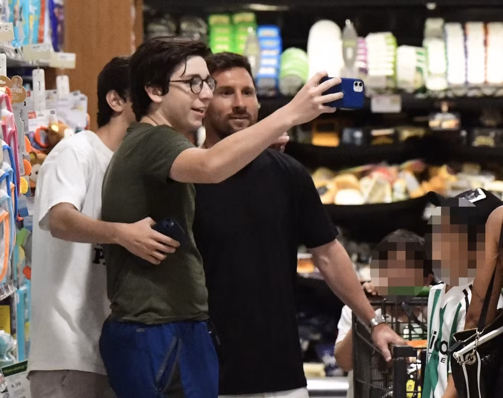 leo messi ra mat inter miami trong trang phuc mau hong hinh 1