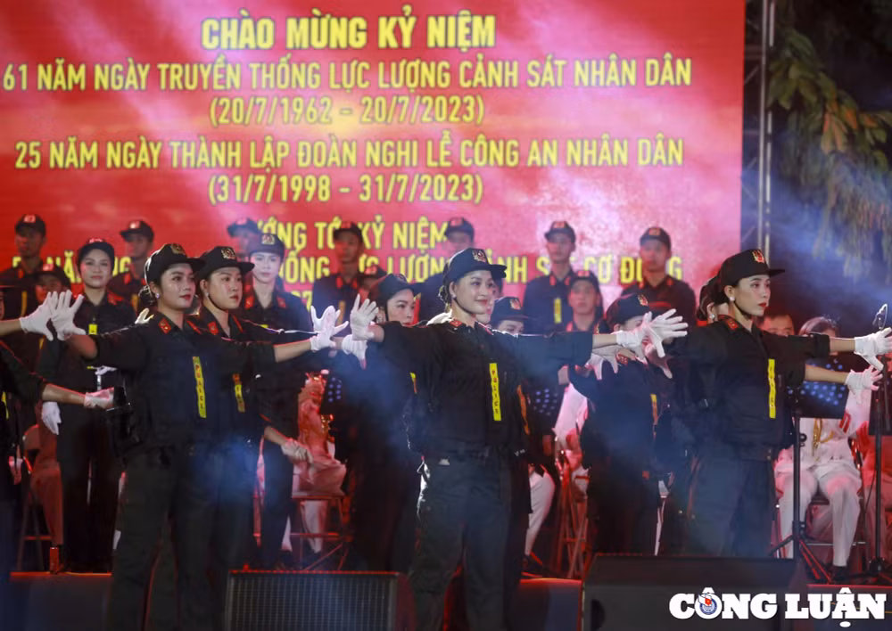 ha noi nu canh sat co dong xinh dep bieu dien nghe thuat tren pho di bo hinh 7