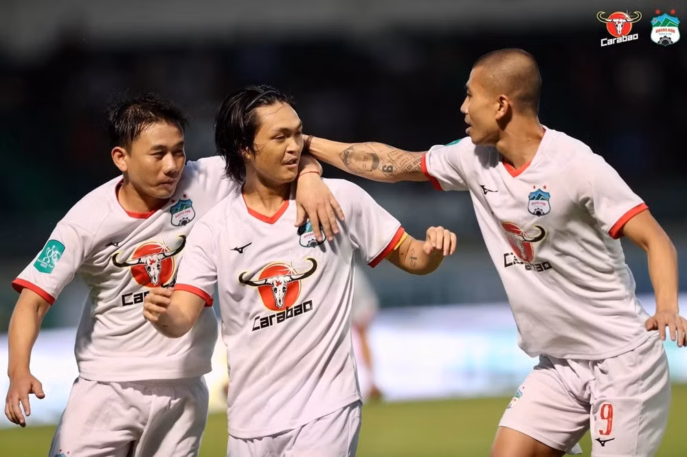 tuan anh truot penalty hoang anh gia lai bi doi hang nhat loai khoi cup quoc gia 2023 hinh 1