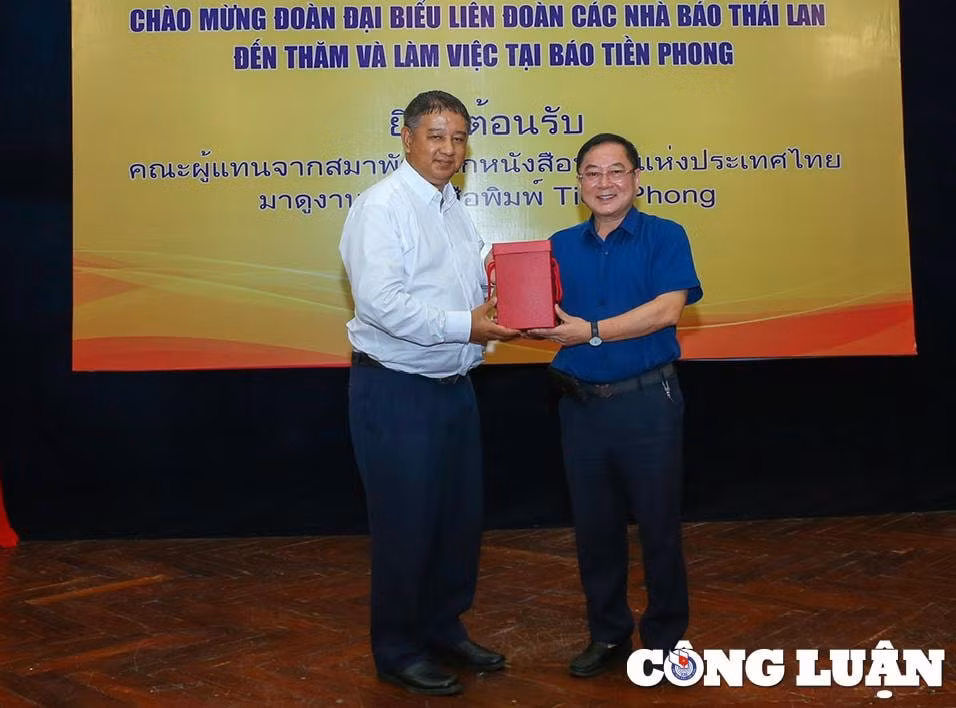 lien doan cac nha bao thai lan tham va lam viec tai bao tien phong hinh 2
