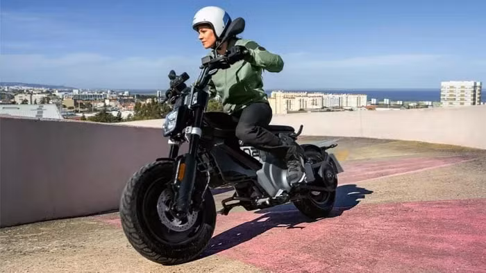 bmw ce 02 mau xe may dien nho gon dung cho do thi hinh 4