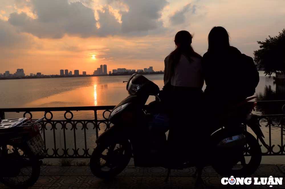 du khach dam chim trong canh sac hoang hon tai ho tay hinh 6