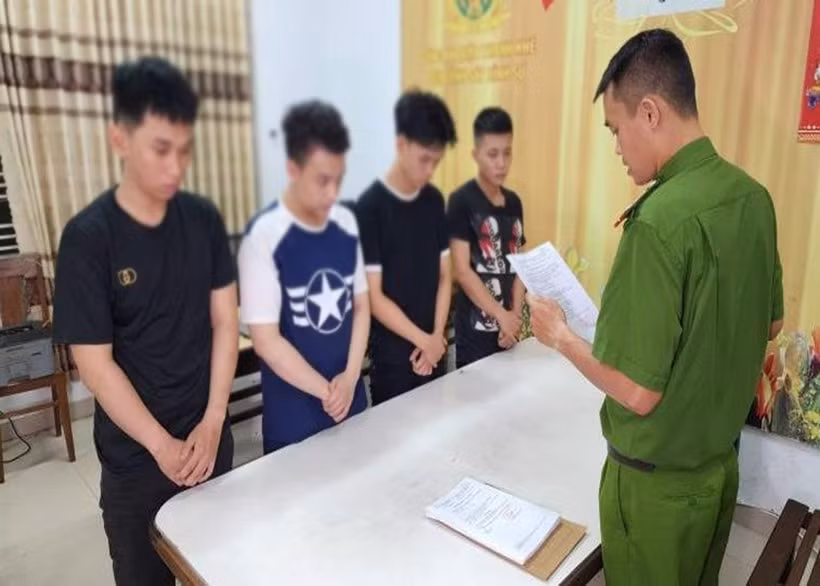 bat giam nhom thanh nien dung sung ban dan bi sat tan cong nguoi di duong luc nua dem hinh 1