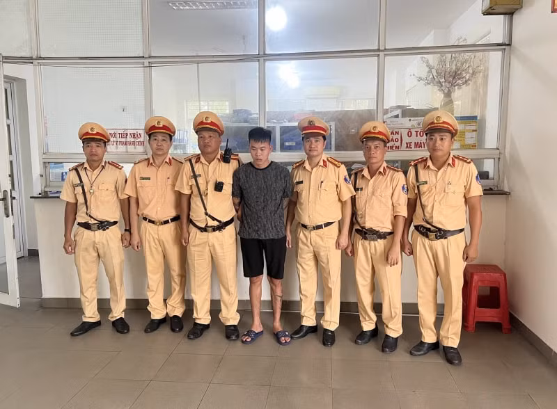canh sat giao thong bat gon nghi pham giet nguoi dang lai xe bo tron hinh 2