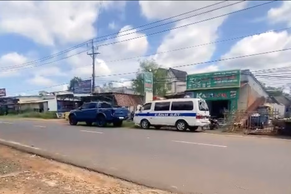 binh phuoc 1 nguoi tu vong 3 nguoi cap cuu sau khi uong ruou pha san hinh 1