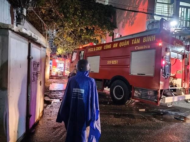 kho vai vun o tp ho chi minh boc chay du doi trong dem hinh 1