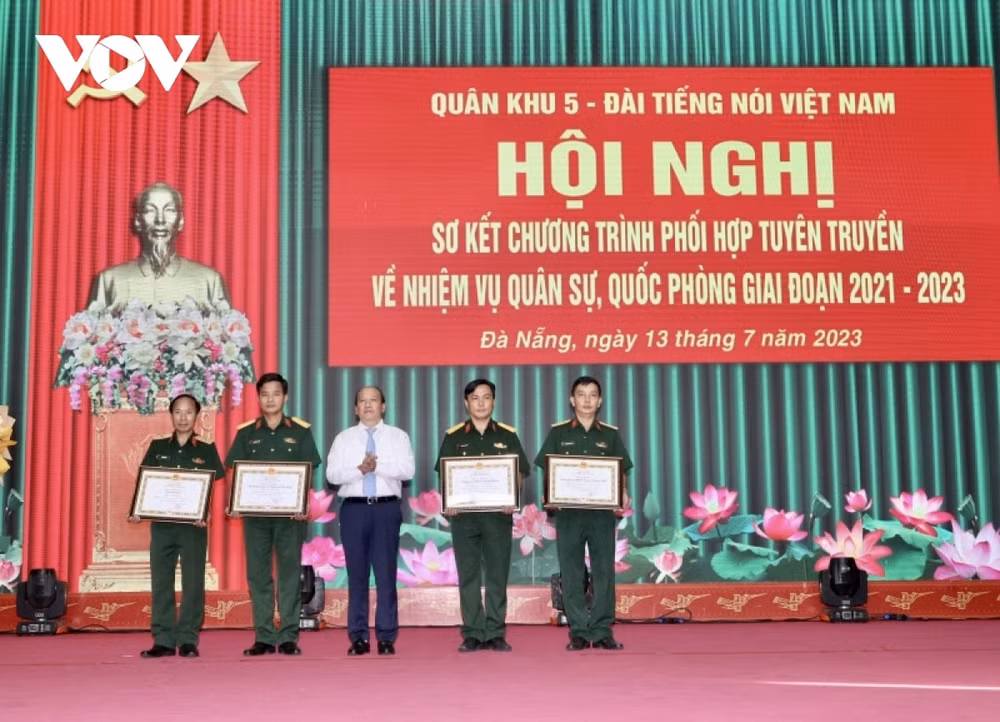 dai tieng noi viet nam tuyen truyen toan dien ve nhiem vu quan su quoc phong hinh 2