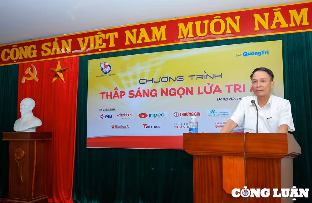 hoi nha bao viet nam tham va tang qua cac gia dinh chinh sach tai quang tri hinh 2