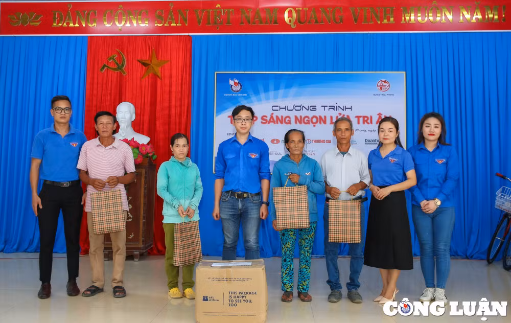 hoi nha bao viet nam tham va tang qua cac gia dinh chinh sach tai quang tri hinh 13