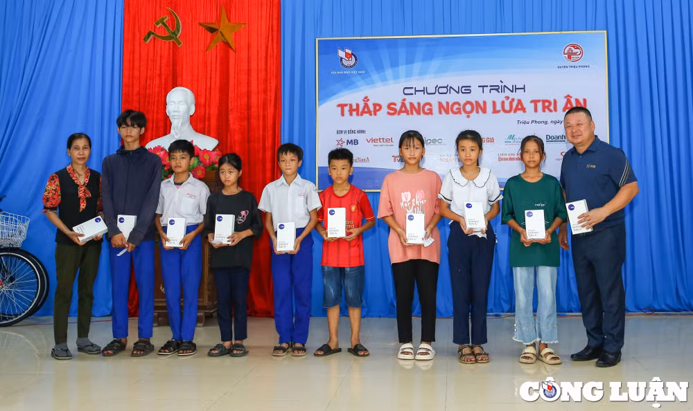 hoi nha bao viet nam tham va tang qua cac gia dinh chinh sach tai quang tri hinh 12