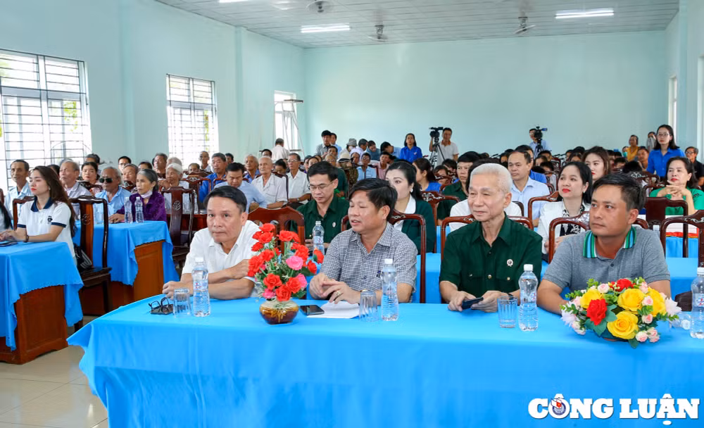 hoi nha bao viet nam tham va tang qua cac gia dinh chinh sach tai quang tri hinh 4