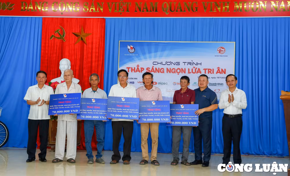 hoi nha bao viet nam tham va tang qua cac gia dinh chinh sach tai quang tri hinh 6