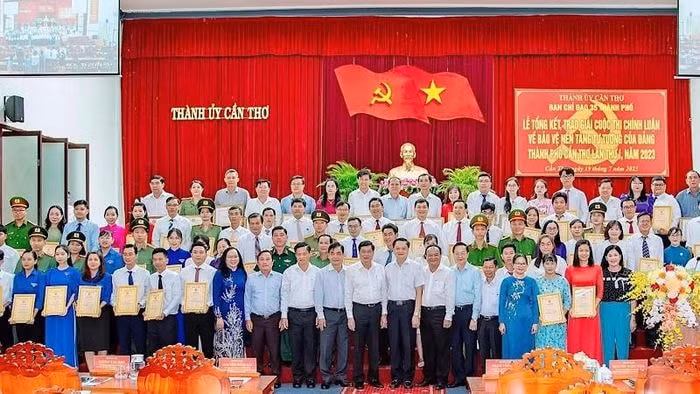can tho trao giai cuoc thi chinh luan bao ve nen tang tu tuong cua dang hinh 1