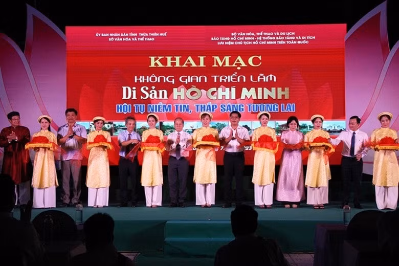 hap dan trien lam trung bay di san ho chi minh hoi tu niem tin thap sang tuong lai hinh 1
