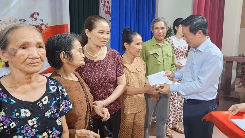 trao tang qua tinh nghia cho cac gia dinh chinh sach nguoi co cong tai tinh ha tinh hinh 1