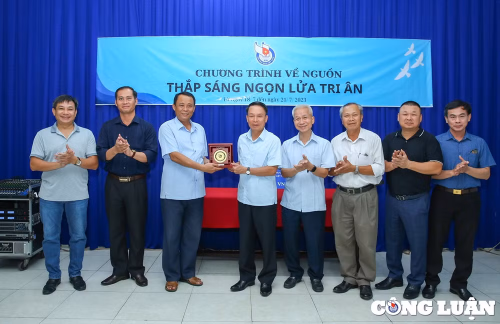 hoi nha bao viet nam trao tang qua cac gia dinh chinh sach tai quang binh hinh 3
