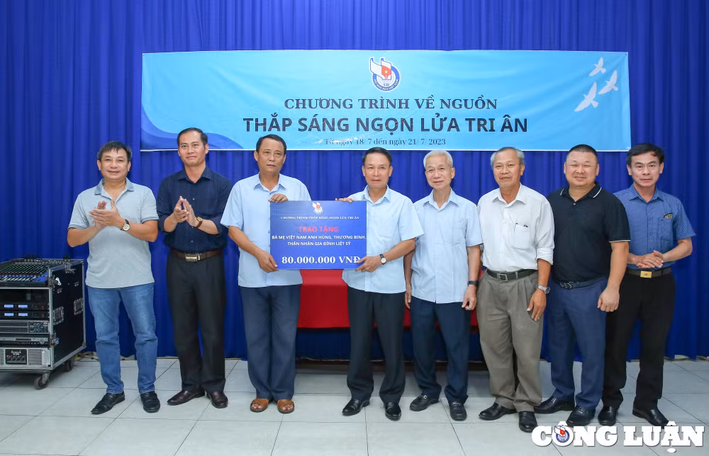 hoi nha bao viet nam trao tang qua cac gia dinh chinh sach tai quang binh hinh 1