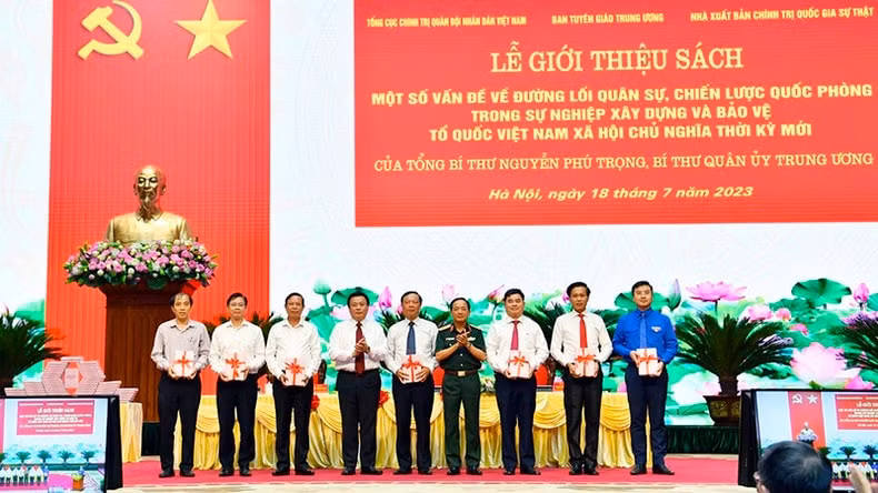 ra mat cuon sach cua tong bi thu nguyen phu trong ve duong loi quan su chien luoc quoc phong hinh 4