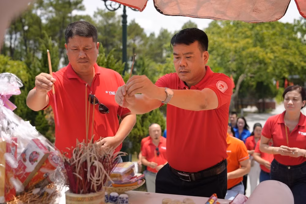 ve mien trung dang huong tai cac nghia trang liet si hinh 3