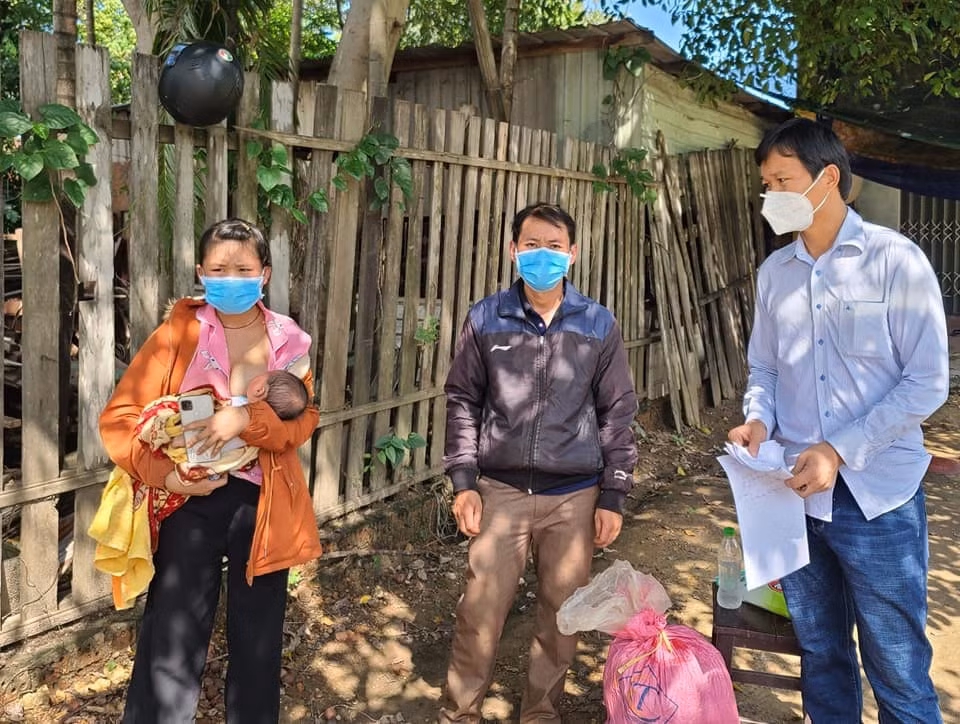 nha bao hoang quan voi hanh trinh xuyen dem ho tro gia dinh chau be 10 ngay tuoi di 480km ve que hinh 1