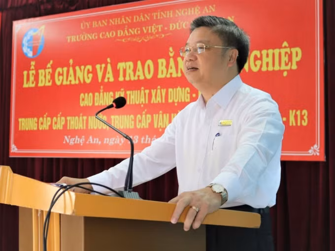 pgsts bui van dung lam hieu truong truong dai hoc hong duc hinh 1