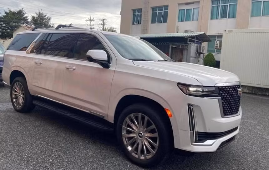 xe sang cadillac escalade esv 2021 mau trang dau tien ve viet nam hinh 2