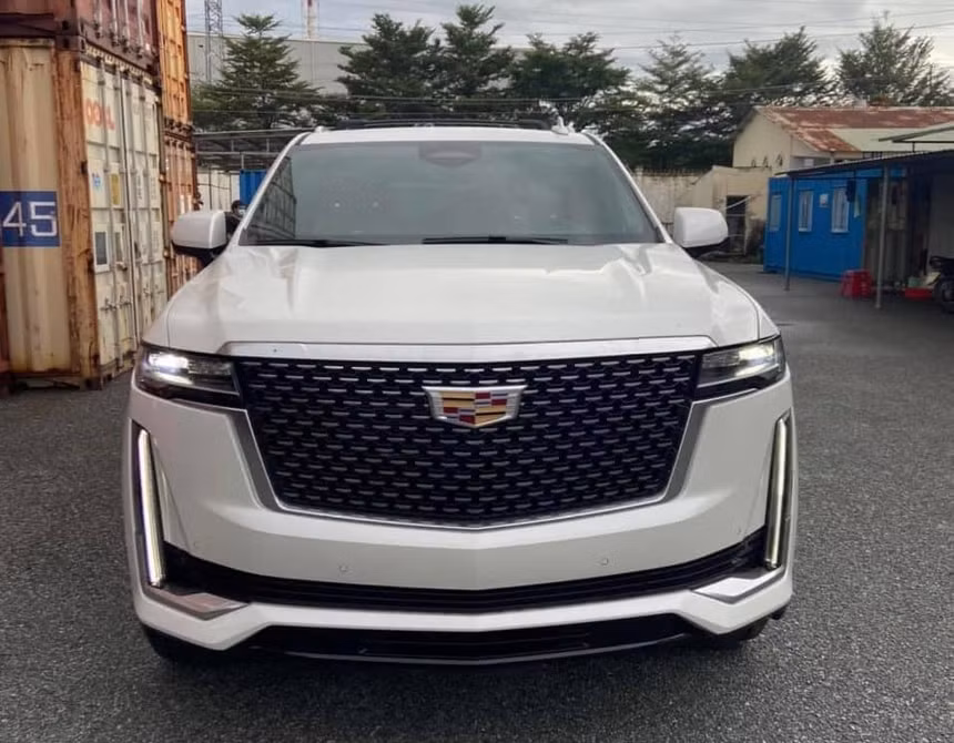 xe sang cadillac escalade esv 2021 mau trang dau tien ve viet nam hinh 1