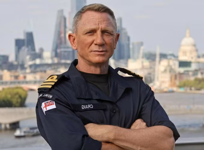 diep vien 007 daniel craig duoc phong lam si quan hoang gia anh hinh 1