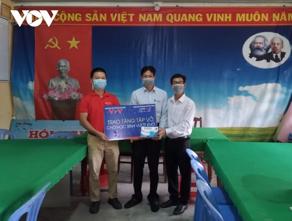 co quan thuong tru vov tai dbscl trao qua cho hoc sinh ngheo dong bao dan toc khmer hinh 1