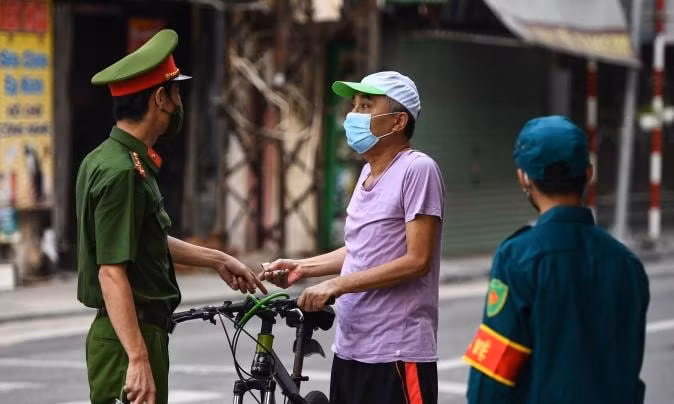 ha noi xu phat nguoi dan than nhien dap xe tap the duc bat chap lenh cam hinh 4