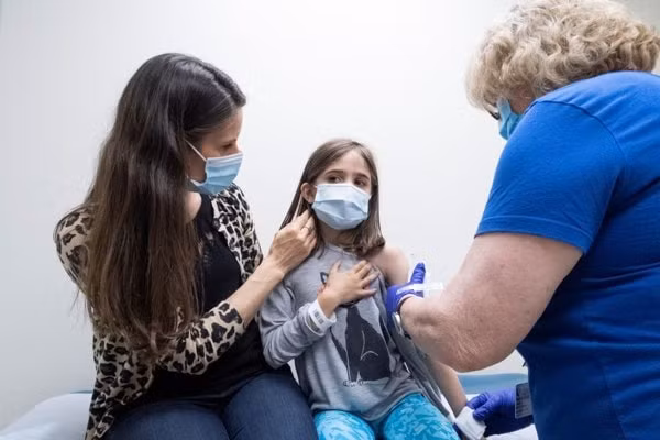 tre em co nen tiem vaccine ngua covid 19 hinh 1