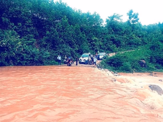 mua lu chia cat nhieu dia phuong o quang binh 1 phu nu bi nuoc lu cuon troi 5 nguoi mat tich hinh 1