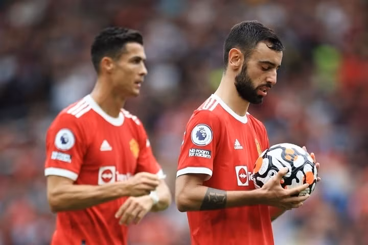 bruno fernandes khong tranh phat den voi ronaldo trong tran gap aston villa hinh 1