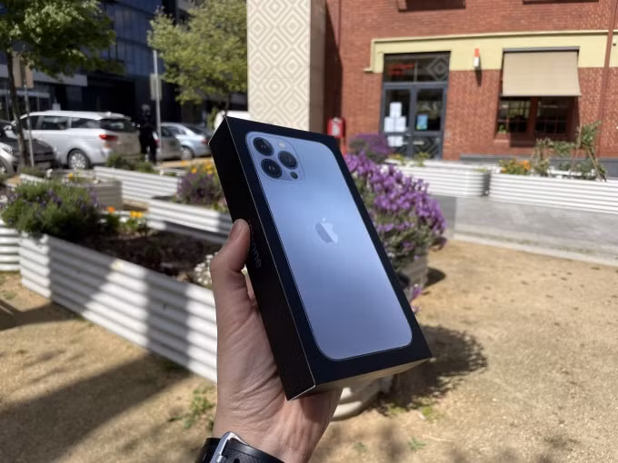 boc tem iphone 13 pro max mo ban som nhat tren the gioi hinh 1