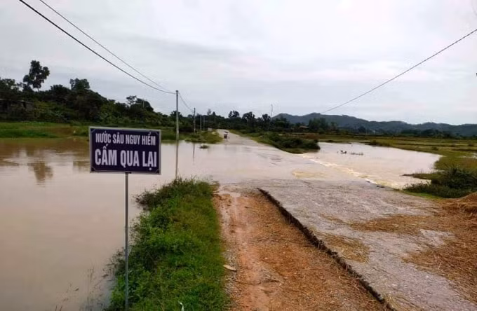 ha tinh mua lon gay chia cat ngap lut mot so tuyen giao thong hinh 2